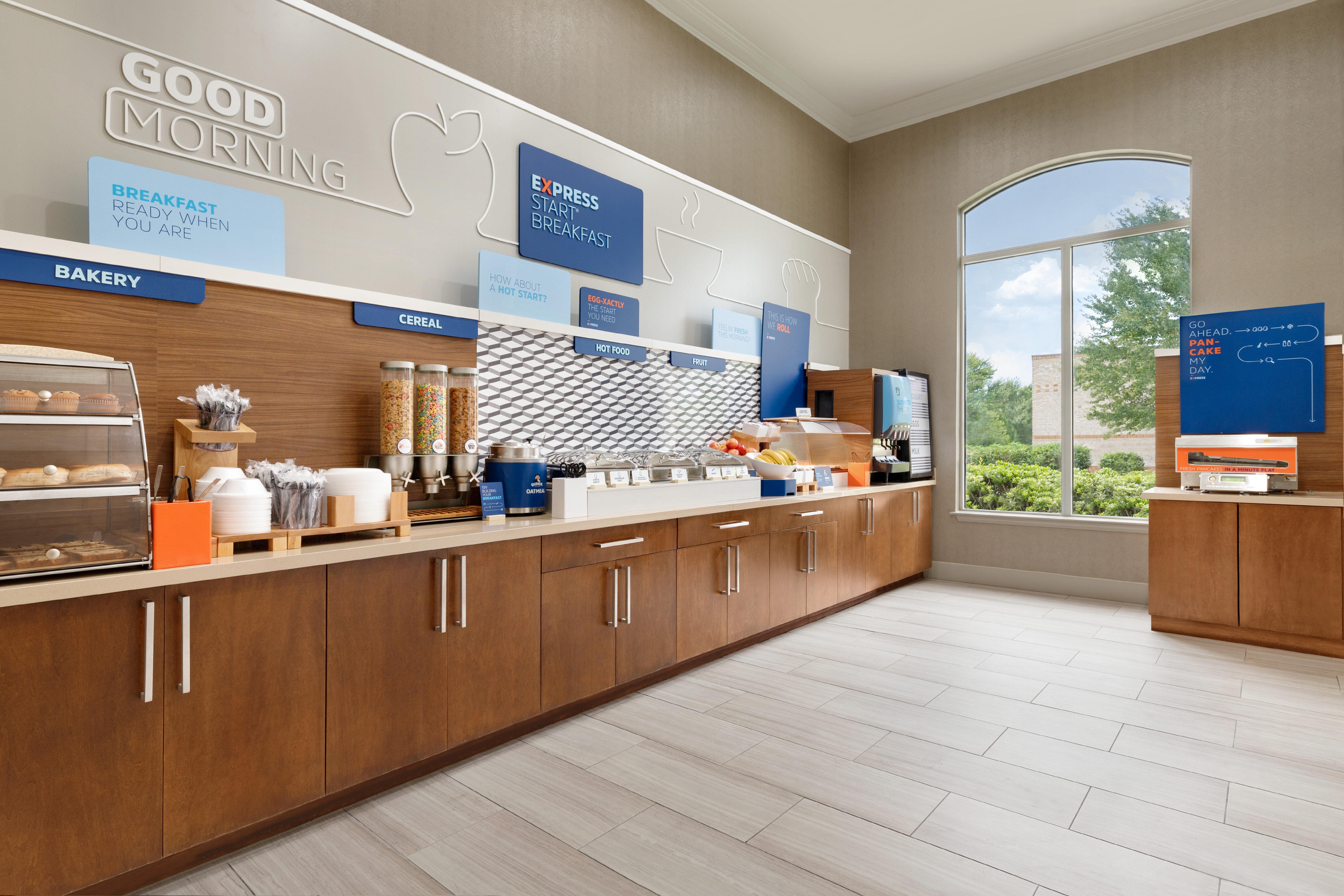 Holiday Inn Express Hotel & Suites Auburn - University Area By Ihg Exterior photo